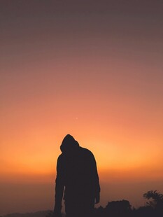 夕阳下的孤独身影