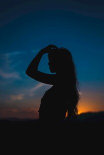 夕阳下的女性剪影