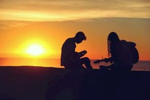 夕阳下情侣浪漫求婚场景