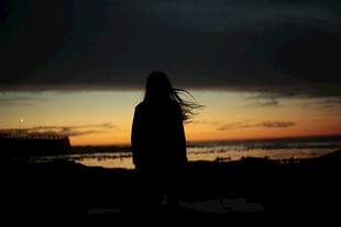 夕阳下的孤独身影