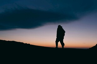 黄昏下的孤独行者