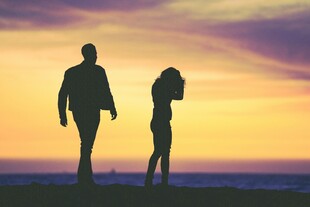 夕阳下的情侣剪影