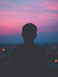 黄昏下的孤独背影