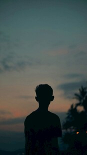 黄昏下的孤独身影