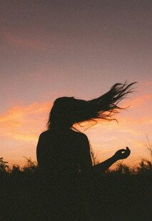 夕阳下的飘逸女子剪影