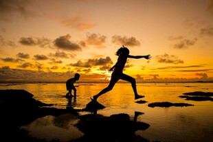 夕阳下的亲子活力时刻