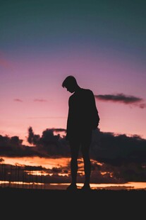 夕阳下的孤独旅人