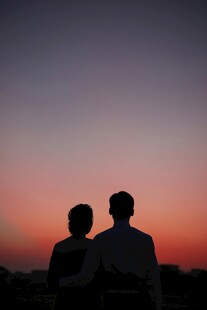 夕阳下的两人背影