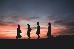 夕阳下的四人漫步身影