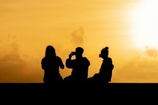 夕阳下的瑜伽练习者