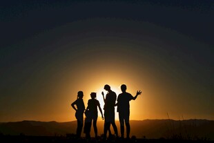 夕阳下的团队剪影