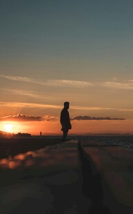 夕阳下的孤独身影