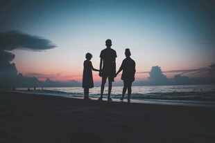 海边家庭剪影