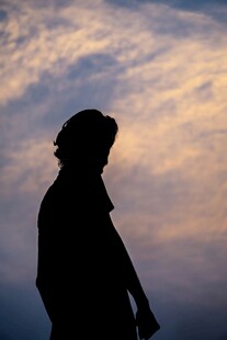 夕阳下的孤独身影