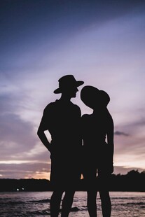 夕阳下的亲子温馨剪影