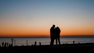 夕阳下的情侣浪漫剪影
