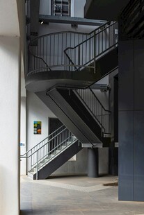 工业风室内金属楼梯设计