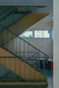 室内金属扶手木质楼梯