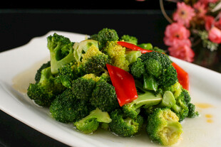清炒西兰花配红椒