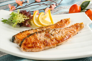 香煎三文鱼配蔬菜摆盘