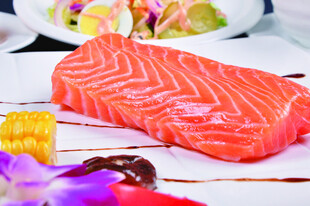 新鲜三文鱼搭配多彩食材