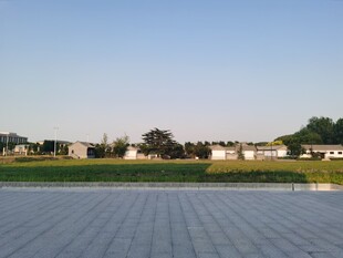 开阔广场与远处建筑景观