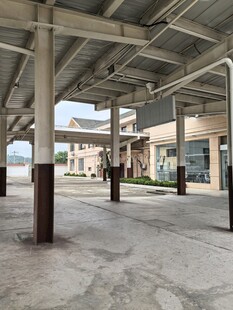 空旷老旧厂房内部场景