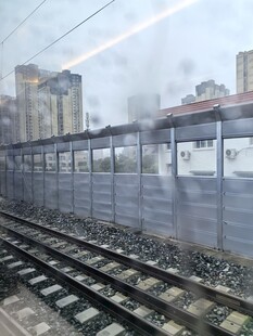 玻璃窗轨的围栏与城市建筑