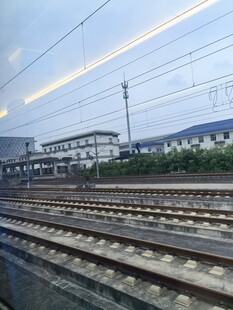 铁路轨道旁的建筑物景观