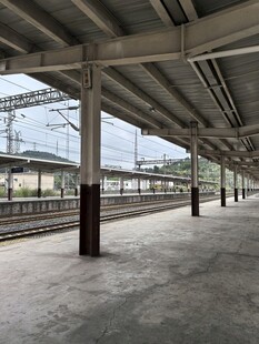 空旷的火车站台场景