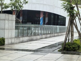 现代建筑旁的整洁步道