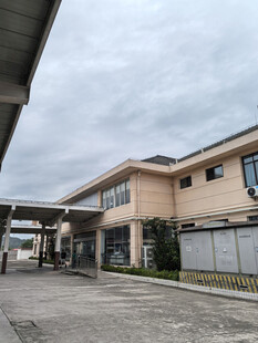 多层建筑外观及周边场景
