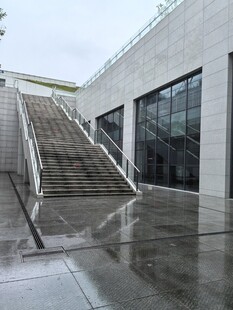 现代建筑旁的阶梯与湿地面