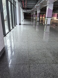空旷明亮的室内走廊空间