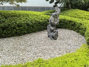 中式庭院中的石雕景观