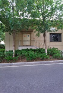 路边的温馨小屋