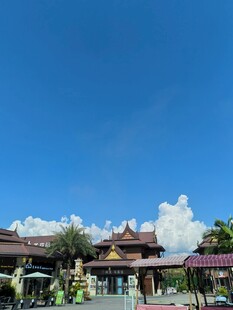 传统建筑映衬蓝天美景