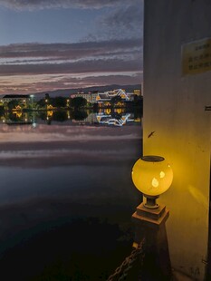 黄昏湖畔的温馨灯笼