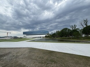 现代建筑与开阔户外景观
