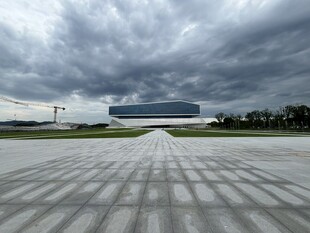 乌云下的空旷场地与建筑