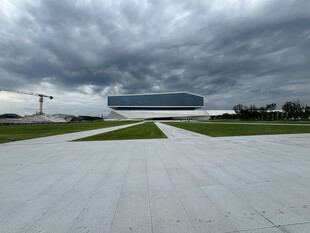 乌云下的空旷场地与建筑