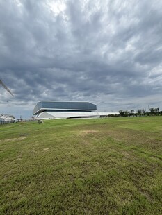田野上的现代建筑