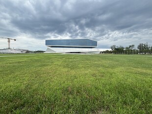 草原上的现代建筑