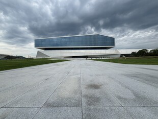 现代建筑与开阔道路景观