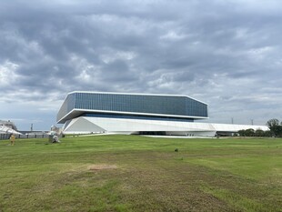 现代建筑旁的开阔草地