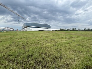 广阔草地旁的现代建筑