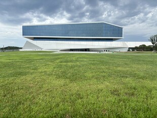 草原上的现代风格建筑