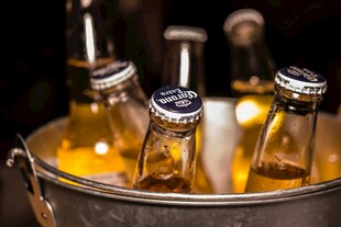 冰桶中的瓶装啤酒
