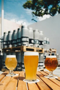 户外木桌上的多样精酿啤酒