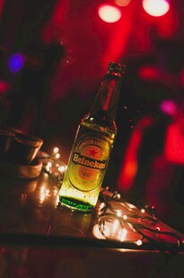 酒吧桌上的啤酒与闪烁灯光